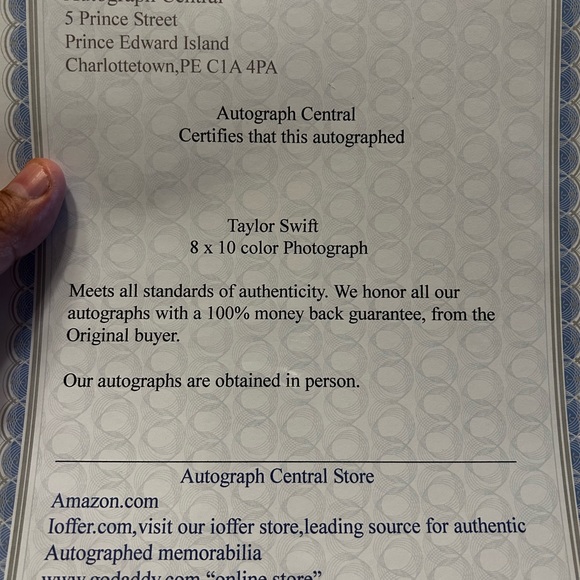 Taylor Swift signed with Coa ✍🏼 - Picture 2 of 2